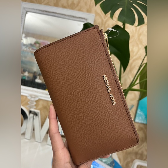 Michael Kors Handbags - MK Smartphone Wallet